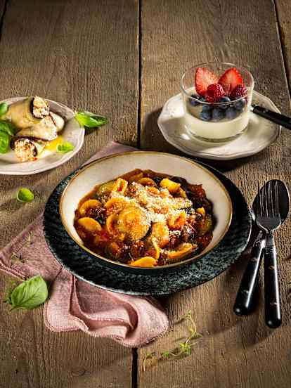 Menü: Melanzaniröllchen, Orecchiette mit Olivensugo und Panna Cotta