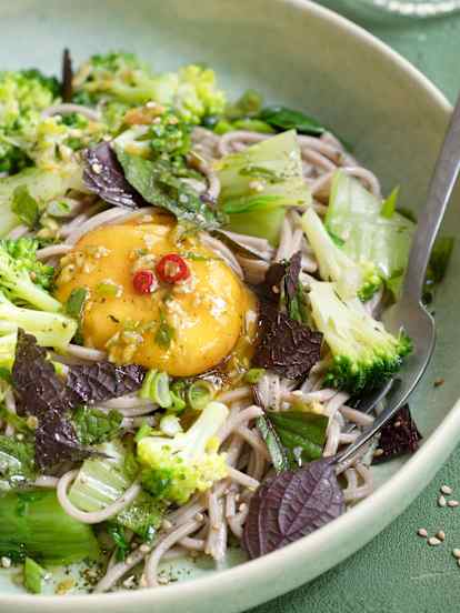 Nouilles froides aux légumes et mayak yolk