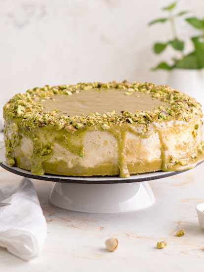 Cheesecake s bílou čokoládou a pistáciovou polevou