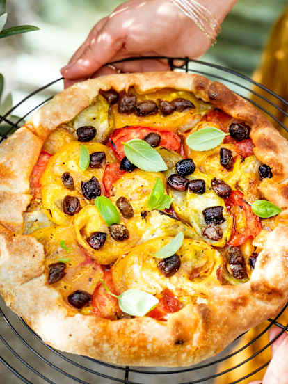 Tarte à partager aux tomates, basilic, olives et chorizo