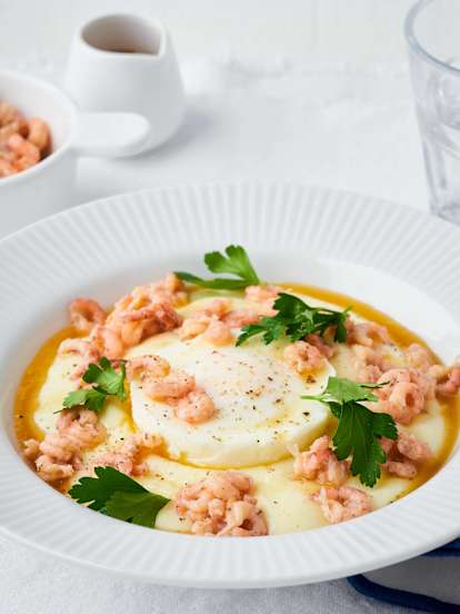 Karnemelkstampers met Gepocheerde Eieren en Garnalen