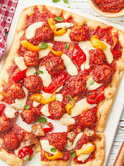 Pizza Polpette met pikante rode saus, scamorza en pepers