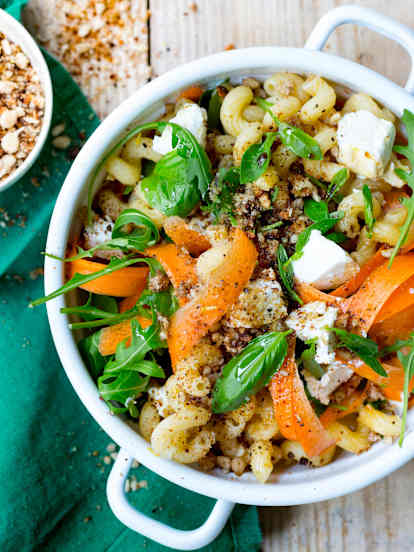 Salade de pâtes, carottes, crumble et chèvre