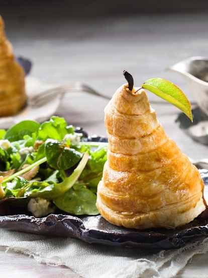 Pera en hojaldre y ensalada con roquefort y nueces