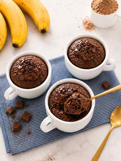 Bolo de chocolate proteico na caneca