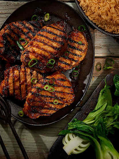 Schweinekoteletts nach koreanischer Art mit Gewürzreis und Pak-Choi