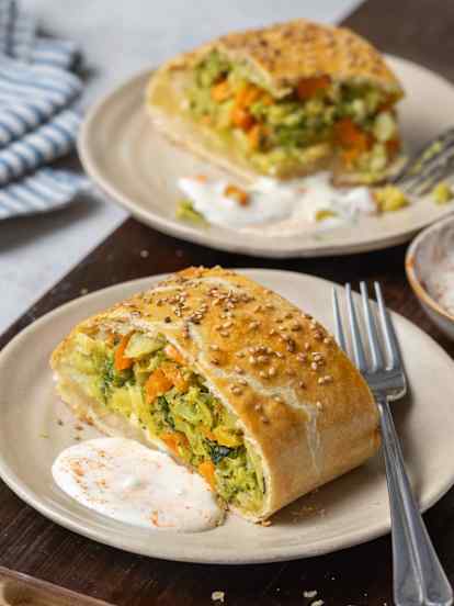 Gemüsestrudel mit Knoblauchsauce