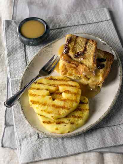 Beschwipster Brotpudding mit Toffeesauce und gegrillter Ananas