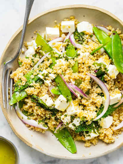 Salade de quinoa aux pois gourmands, feta et menthe