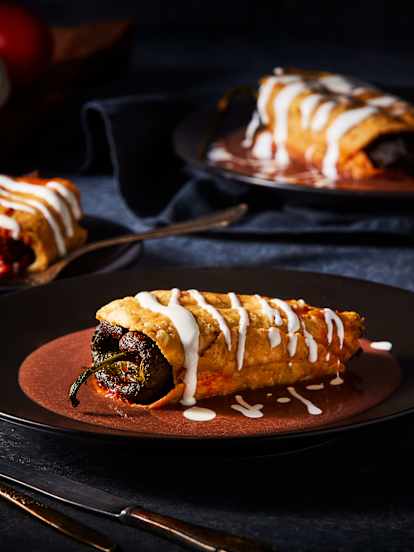 Chiles rellenos de chicharrón en salsa de frijol negro