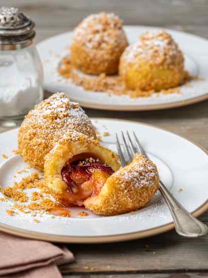 Zwetschkenknödel mit Butterbröseln