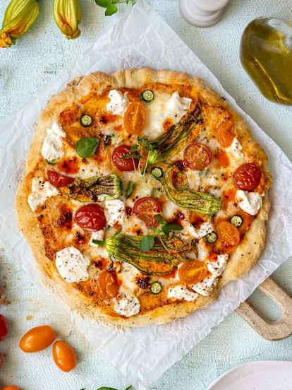 Pizza z kwiatami cukinii i ricottą