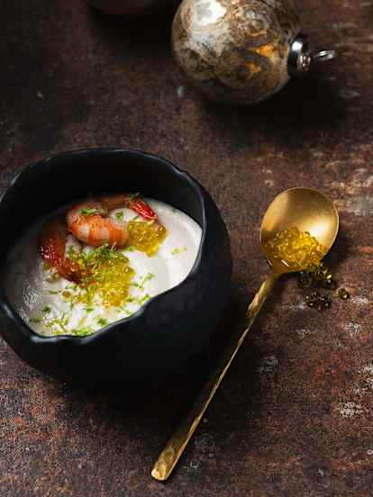 Ajoblanco de coco con gambas