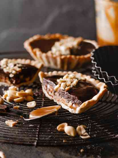 Minitartelettes aux cacahuètes, chocolat et caramel