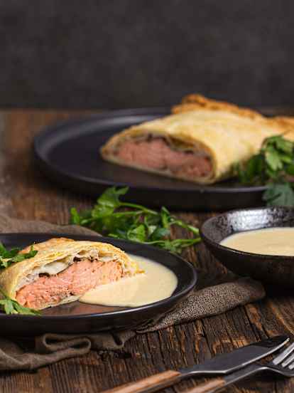 Świąteczny łosoś w cieście francuskim z sosem berneńskim