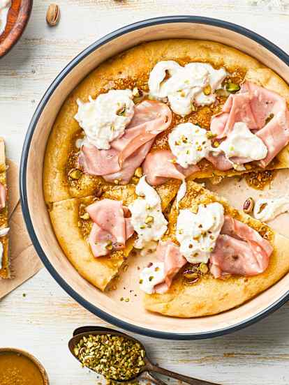 Pizza mit Pistazienpesto, Stracciatella Käse und Mortadella