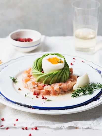 Tartar de salmón con aguacate y huevo mollet