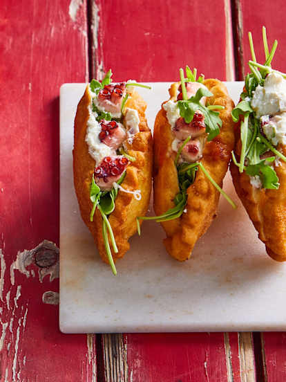 Panzerotto pomodoro e mozzarella con polpo, rucola e ricotta al limone