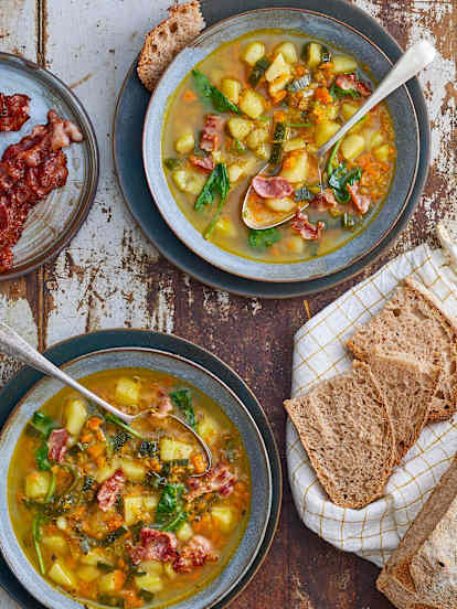 Soupe rustique de légumes à la poitrine fumée