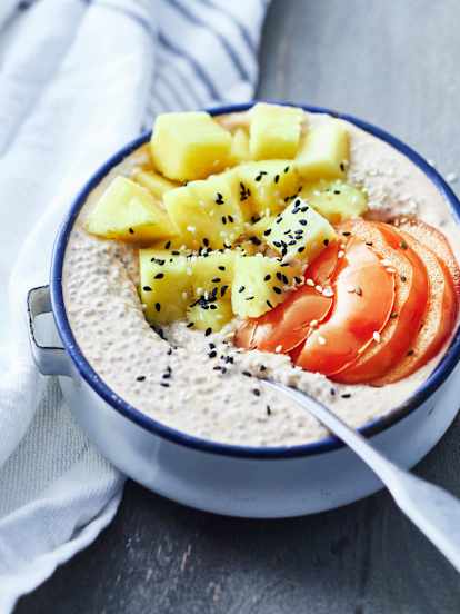 Pudding van Chiazaad met Kokosmelk, Kaki en Ananas