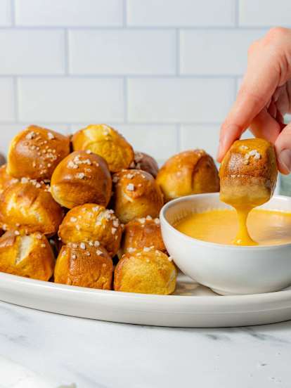 Bouchées de bretzels avec trempette de fromage à la bière