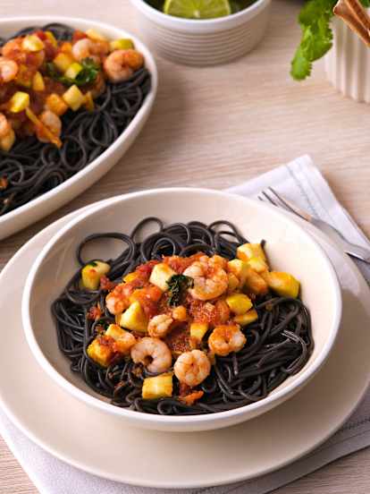 Espaguetis negros con gambas agridulces