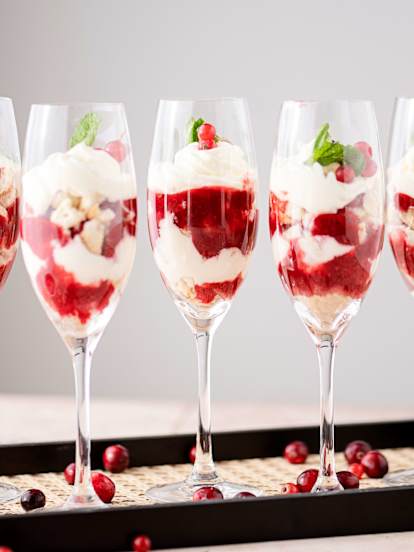 Τράιφλ με κόκκινα φρούτα και σαμπάνια