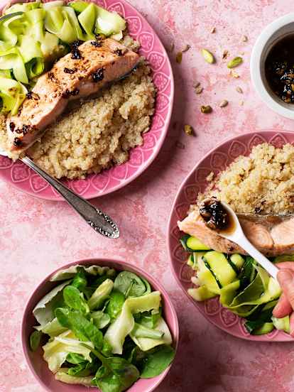 Salmón con calabacín y quinoa