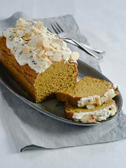 Karotten-Zucchini-Kuchen mit Frischkäsetopping