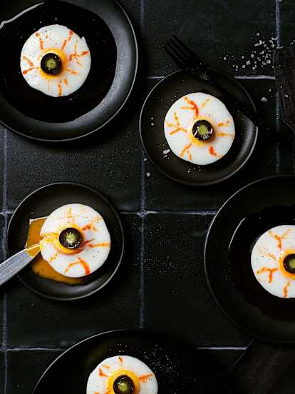 Pochierte Halloween Monster-Eier aus dem Nester