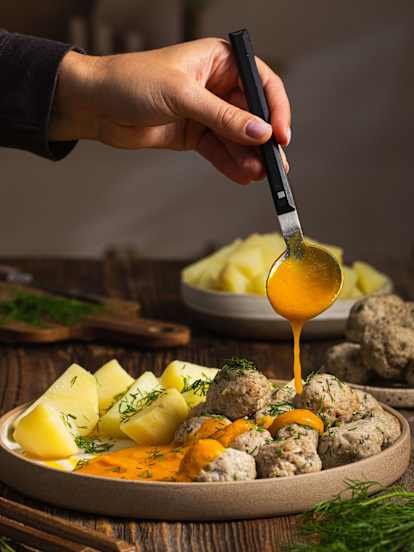 Pulpety w sosie marchewkowym z ziemniakami