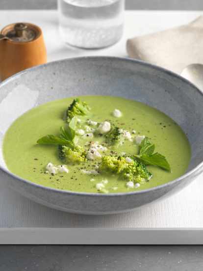 Erbsen-Brokkolisuppe mit Feta und Minze