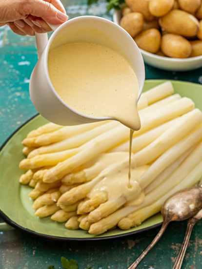 Spargeln mit Frühkartoffeln und Joghurthollandaise