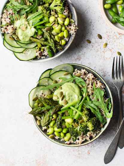 Poke bol vegano con tahini de aguacate