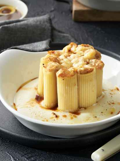 Rigatoni rellenos de pollo de corral