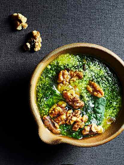 Walnut and spinach pesto
