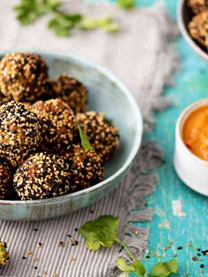 Falafel com molho de tomate e coco
