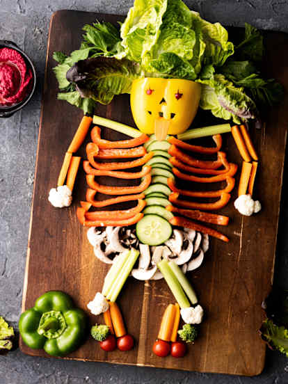 Halloweensalade met bloederige hummus