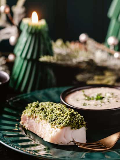 Cabillaud en croûte d’herbes, sauce beurre blanc et purée de topinambour