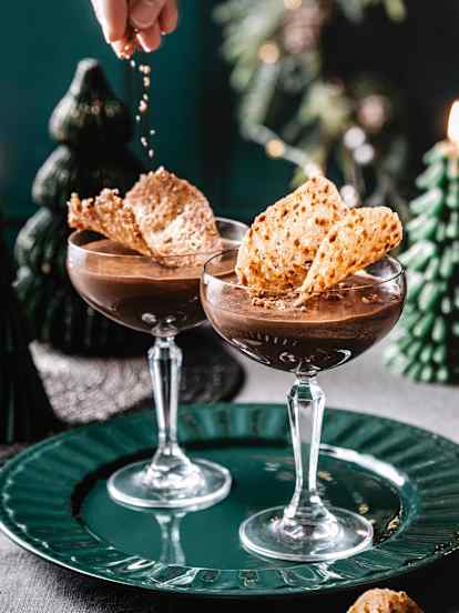 Mousse au chocolat en verrine et tuile praliné