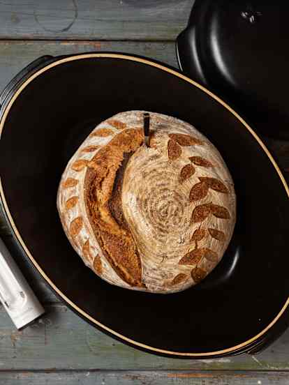 Pszenny rustykalny chleb na zakwasie (wyrastający przez noc)