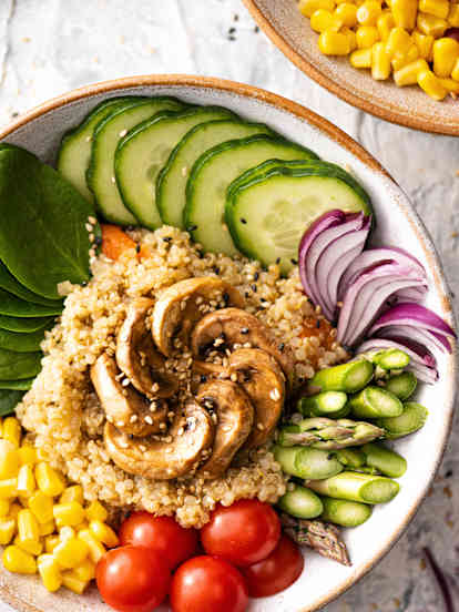 Wegańskie miski Buddy z komosą ryżową