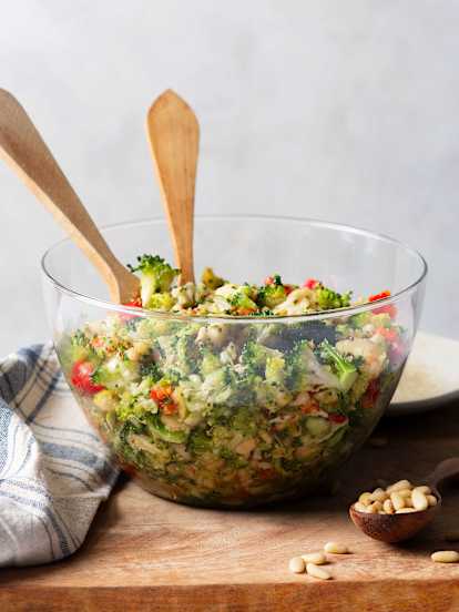Salade de brocoli, poivron rouge et pignons