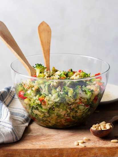 Σαλάτα μπρόκολο με κόκκινες πιπεριές και κουκουνάρι