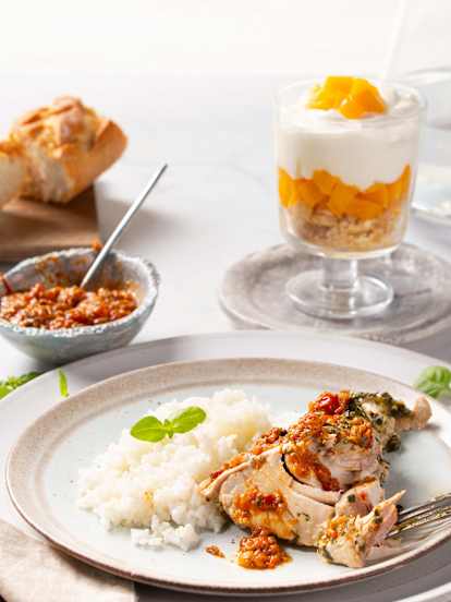 Menu: Tonijnsteak met Rijst en Tomatensaus en een Dessert van Mango en Perzik