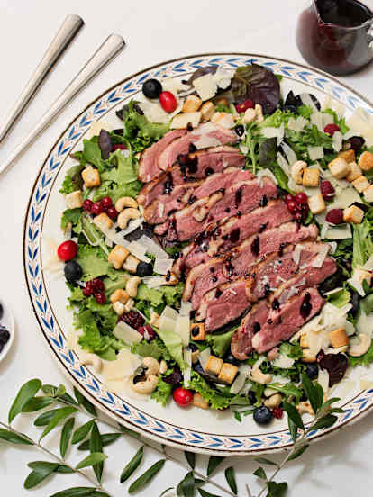 Ensalada de magret de pato con vinagreta de balsámico y arándanos al vacío