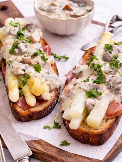 Toast met Asperges en Champignonroomsaus