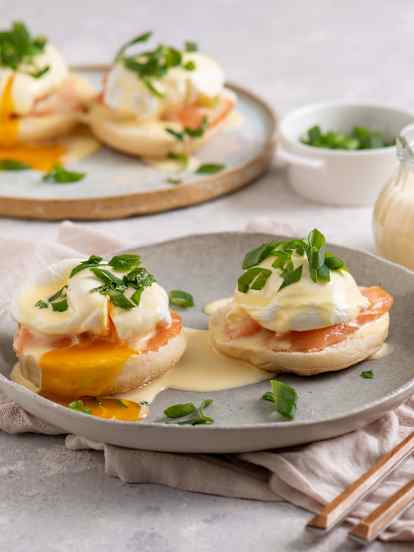 Jajka po benedyktyńsku z sosem holenderskim i wędzonym łososiem