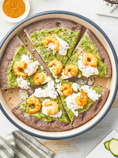 Pizza aus schwarzem Reis mit Zucchinicreme, Garnelen und Cottage Cheese