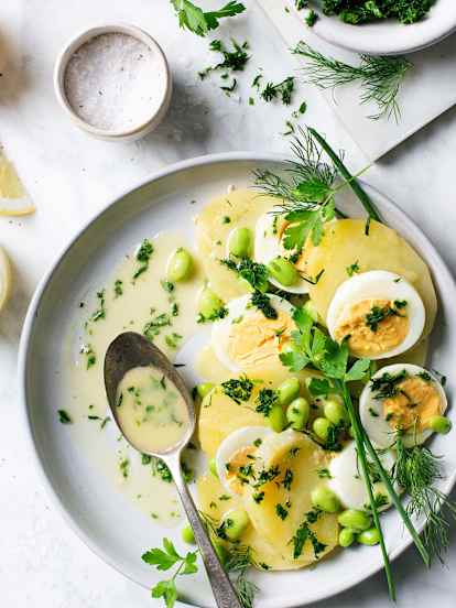 Erdäpfelsalat mit Green-Goddess-Dressing
